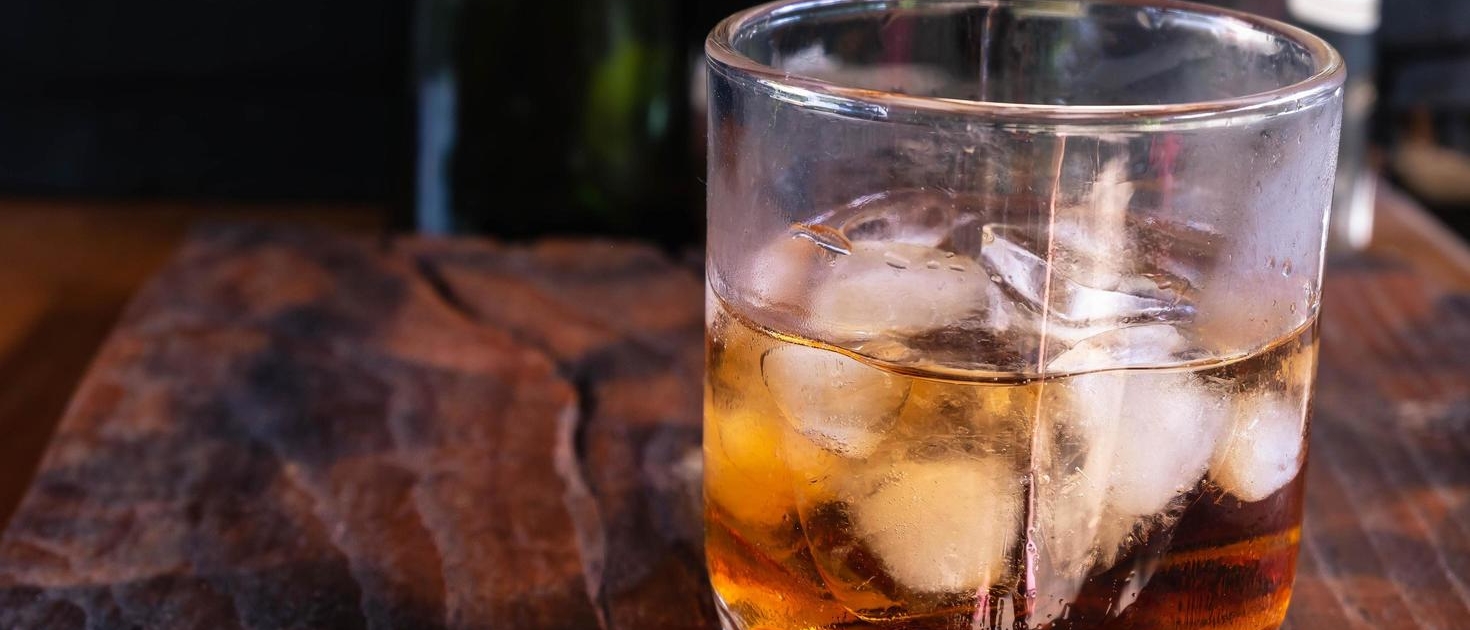 5098415-liquore-bicchiere-su-tavola-di-legno-gratuito-foto